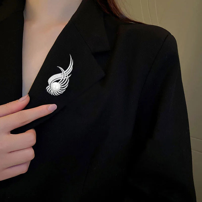 Fashionable Corsage Wing Brooch